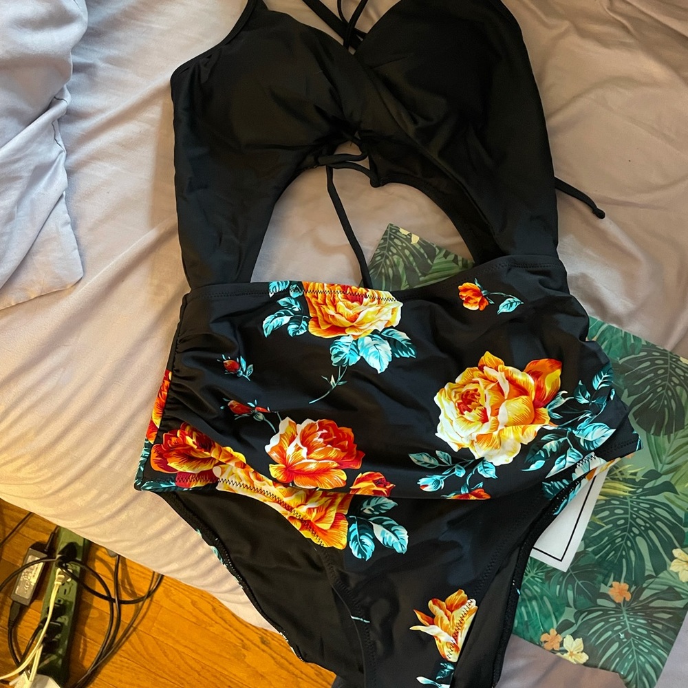 Cupshe one piece - Picture 2 of 6